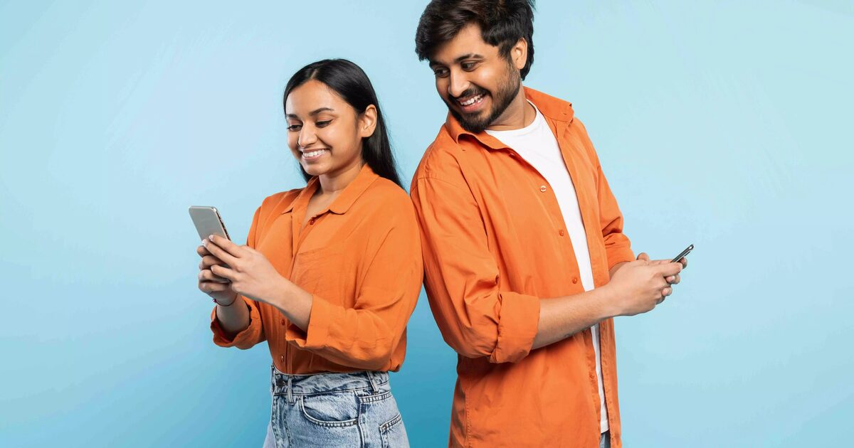 Dos personas en el teléfono