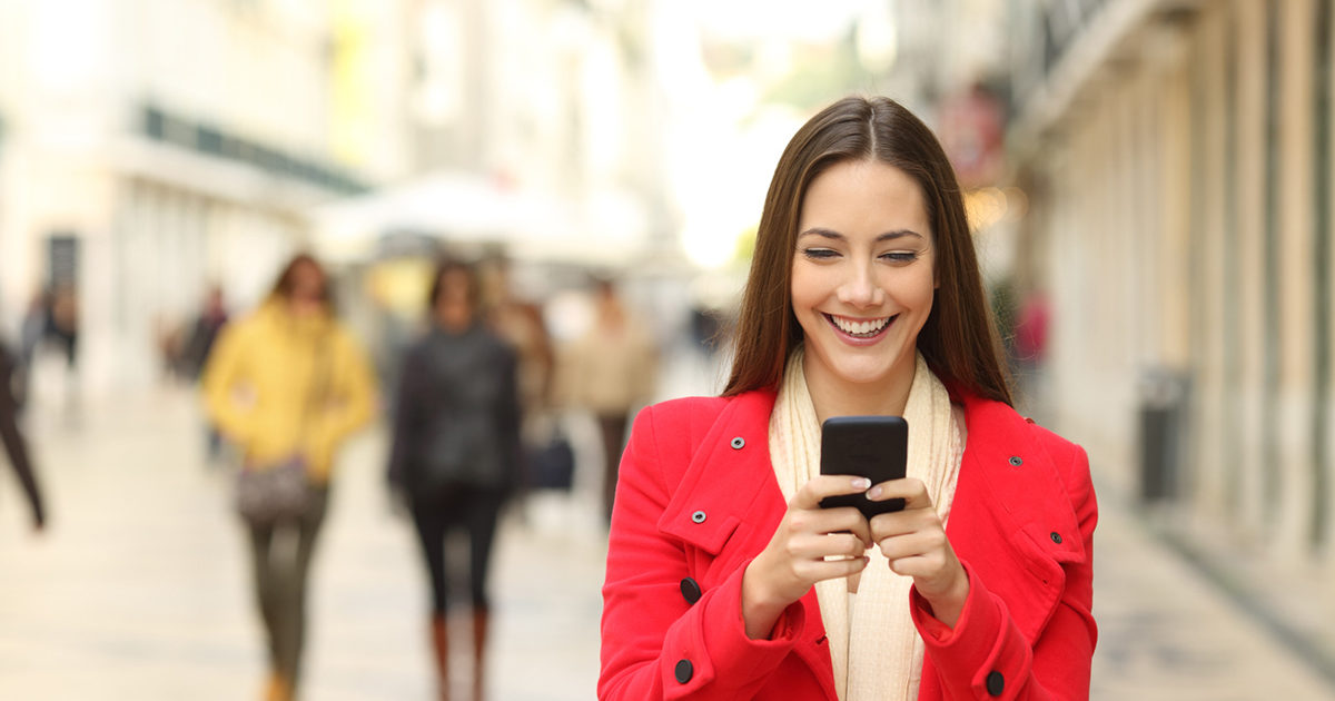 Femme sur son téléphone