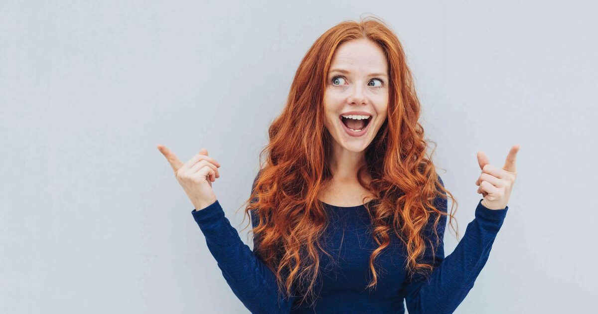 Chica apuntando hacia arriba