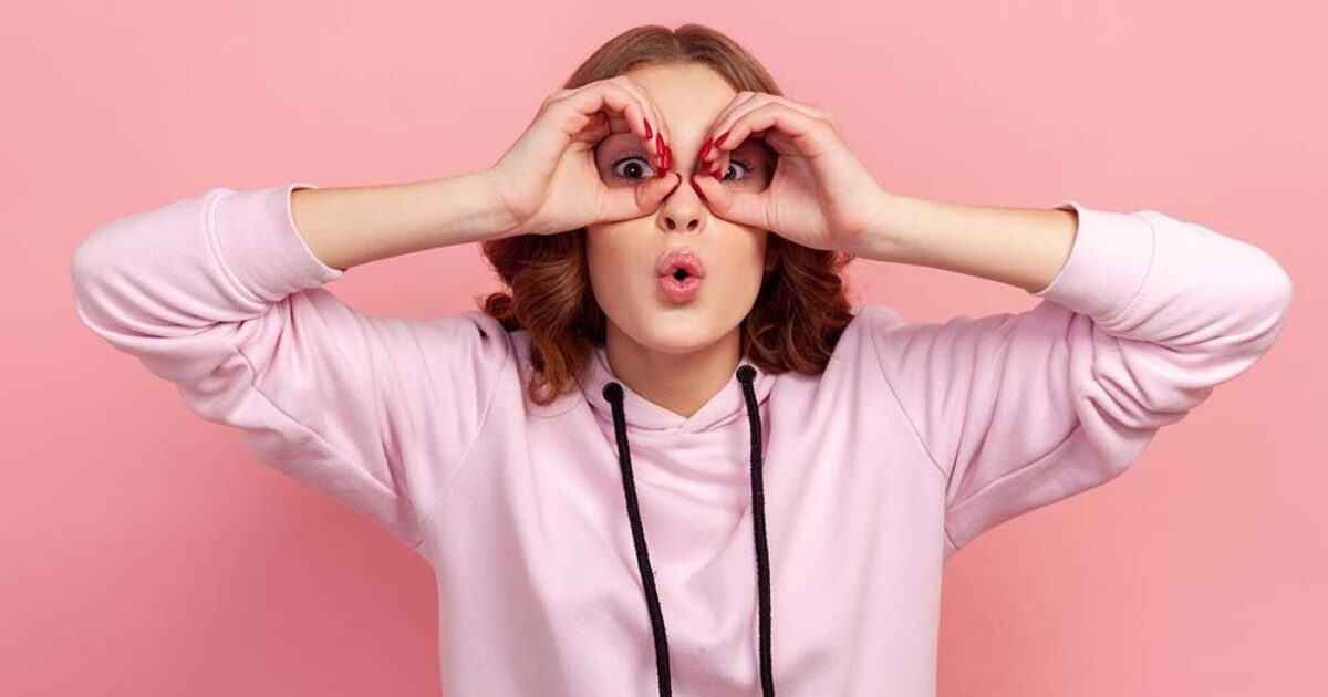 Fille fabriquant des jumelles avec ses mains