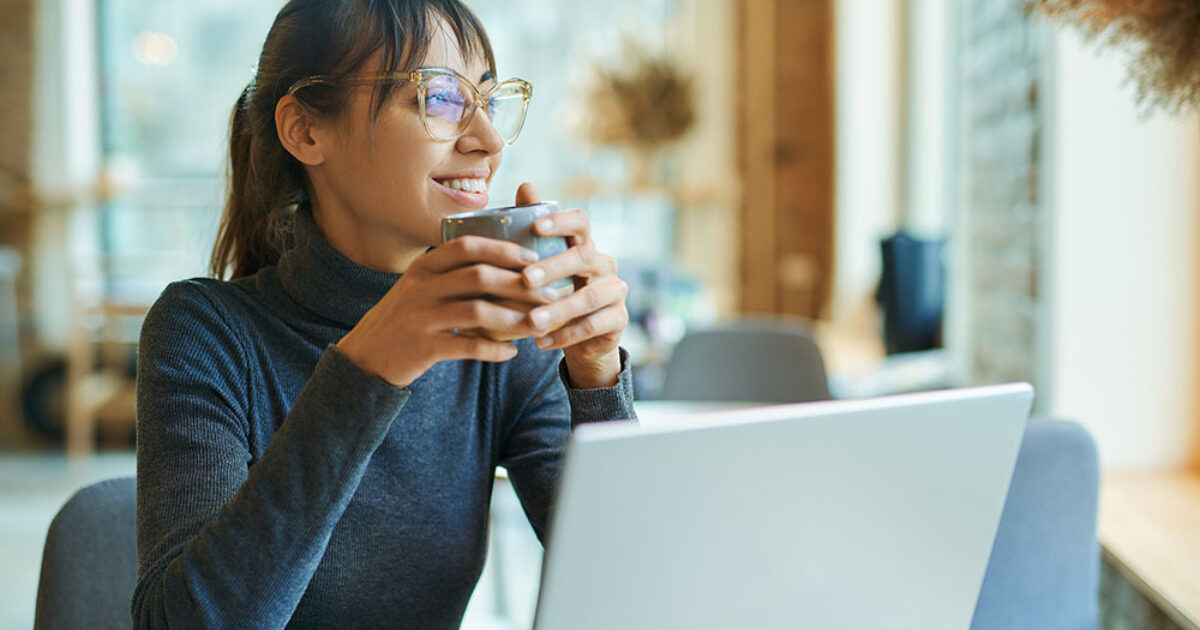 Mujer sosteniendo una taza de café