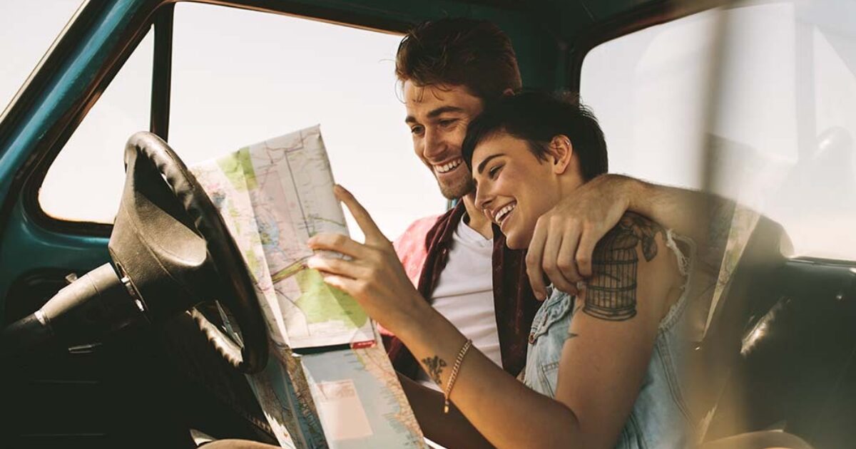 Leute im Auto schauen auf die Karte