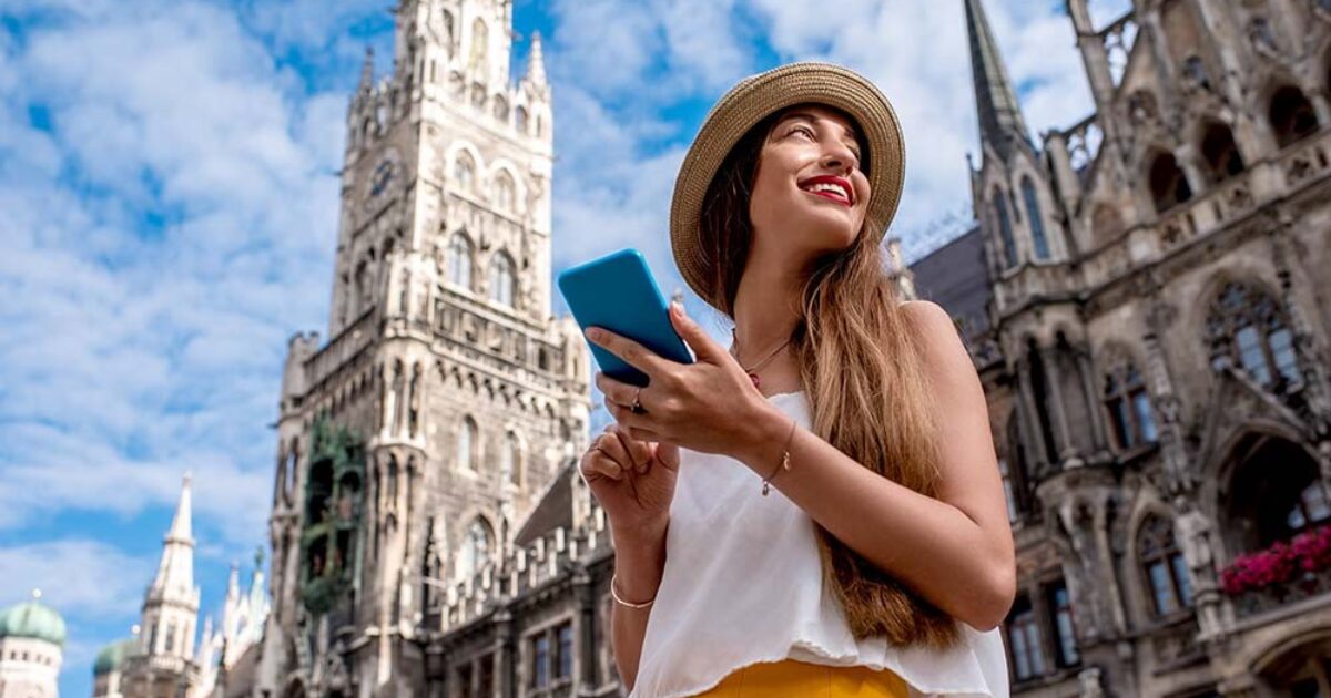 Chica junto a una catedral