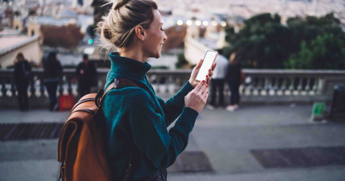 Touriste regardant les cartes Google sur son téléphone