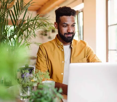 Un gars qui travaille sur son ordinateur portable