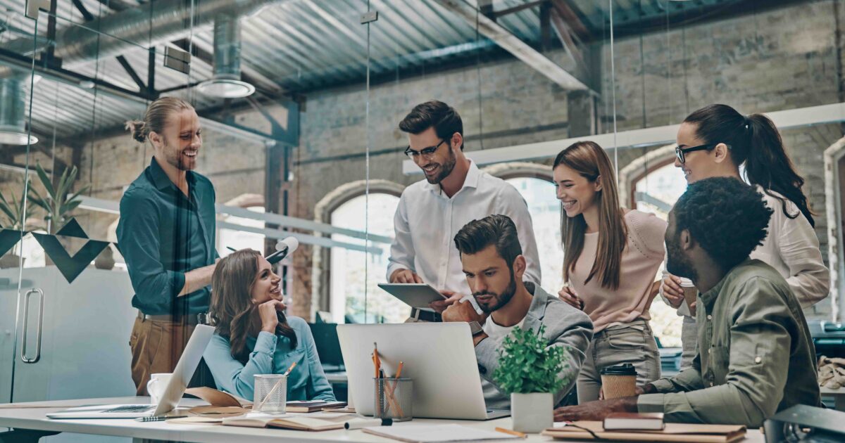 Hay mucha gente en la reunión