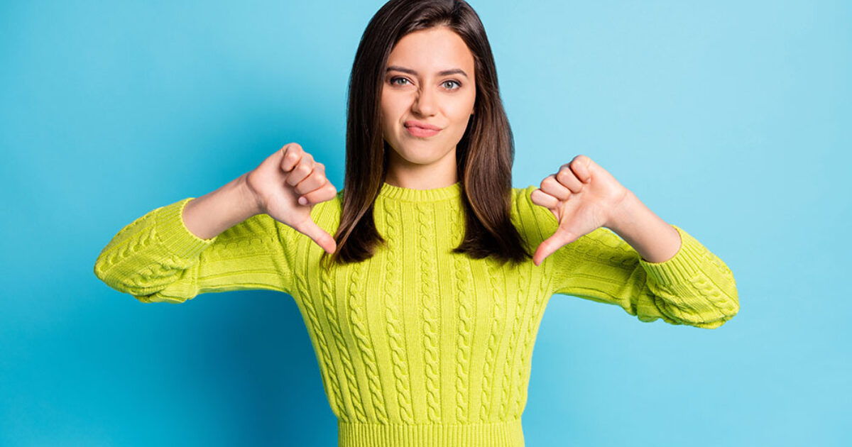 Femme tenant ses pouces vers le bas