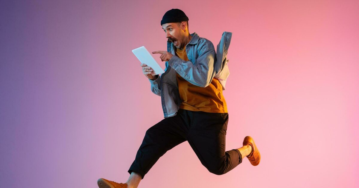 Un gars qui court avec un ordinateur portable dans ses mains