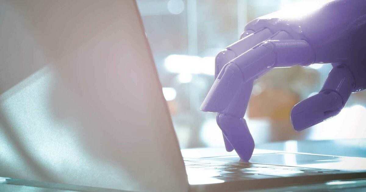 Robot qui tape à la main sur l'ordinateur