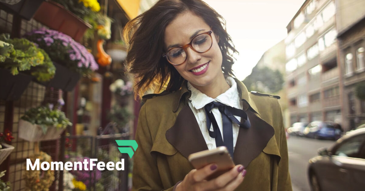 Femme regardant son téléphone portable en marchant dans la rue