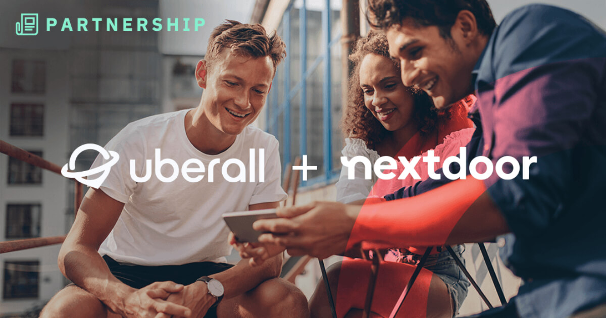 Amis sur le balcon en train de regarder le téléphone