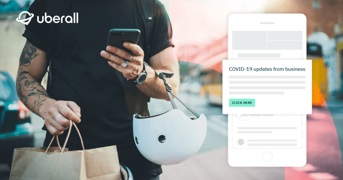 Un gars avec un sac et un casque dans ses mains regarde son téléphone portable