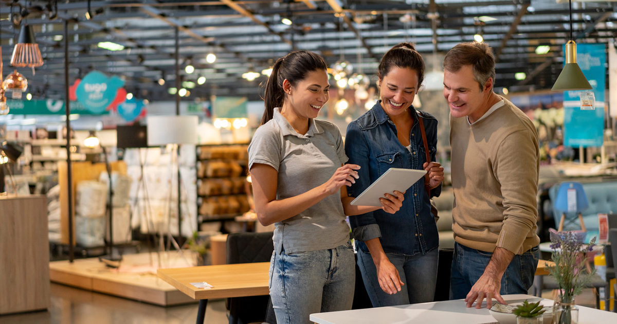 Couple faisant du shopping dans le magasin