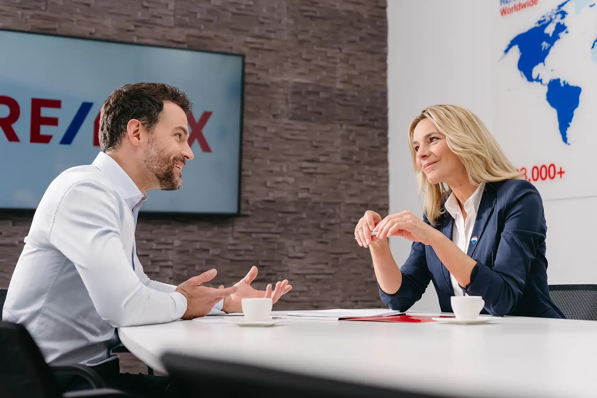 Mann und Frau in Maklern