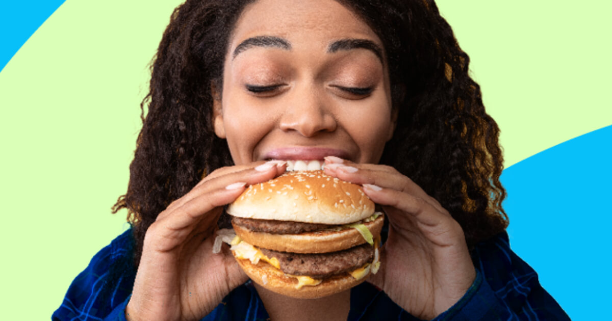 Frau isst einen Burger