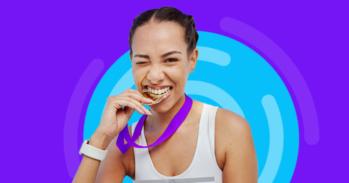 Mädchen beißt eine Goldmedaille