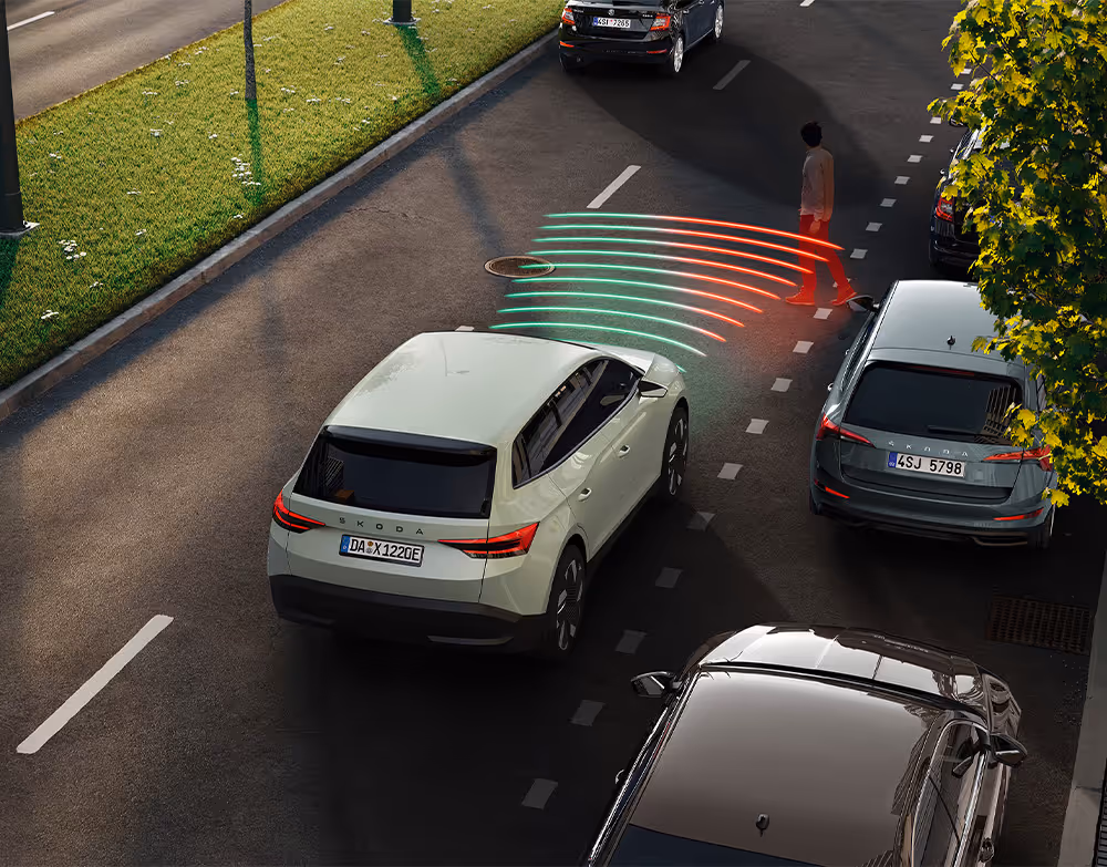 Animation des Frontradar- und Ausweichassistenten. Der Škoda Elroq fährt die Straße entlang. Plötzlich überquert ein Fußgänger, der aus einem schwer einsehbaren Bereich kommt, die Straße. Das System warnt.