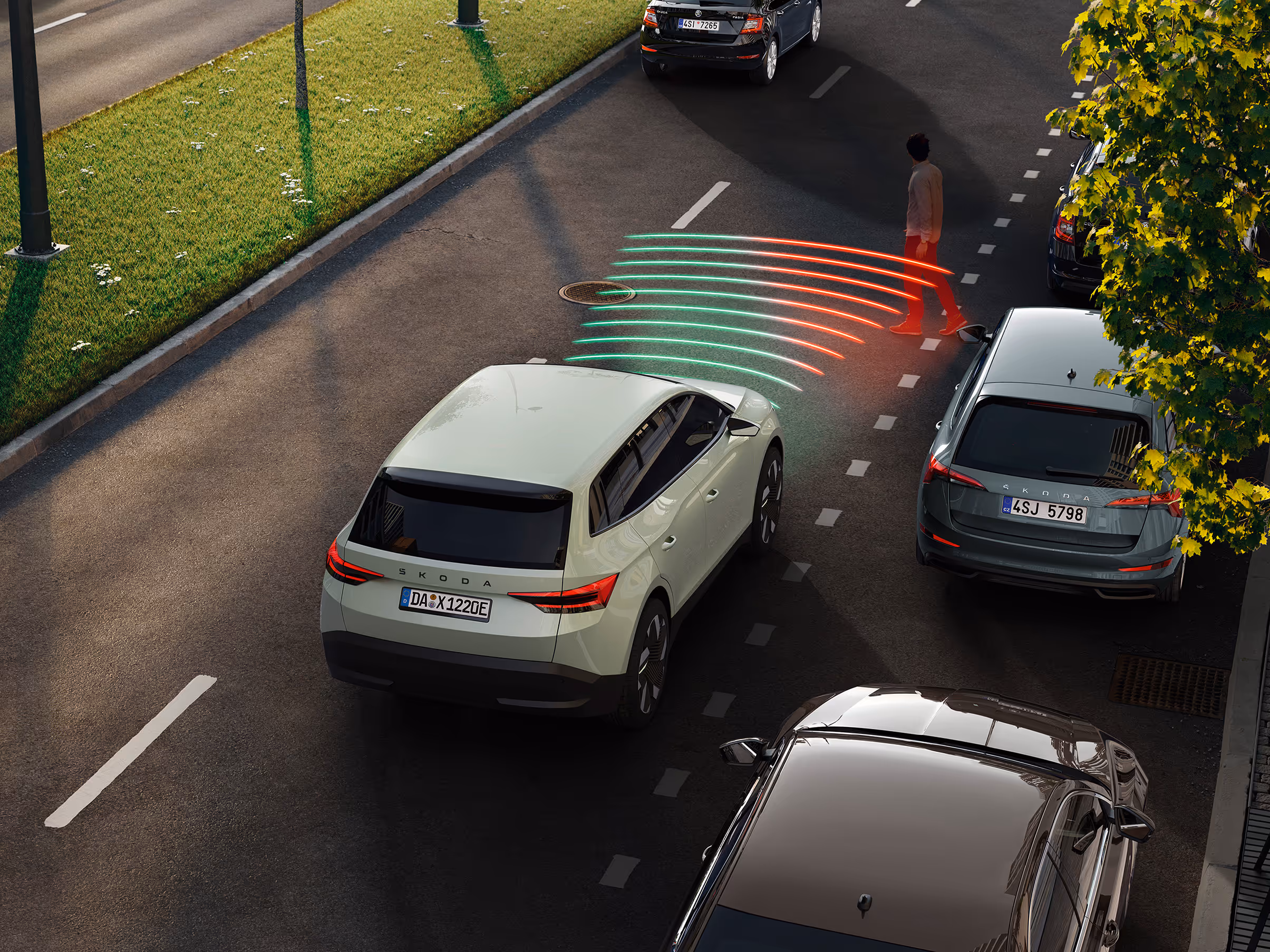 Animation des Frontradar- und Ausweichassistenten. Der Škoda Elroq fährt die Straße entlang. Plötzlich überquert ein Fußgänger, der aus einem schwer einsehbaren Bereich kommt, die Straße. Das System warnt.