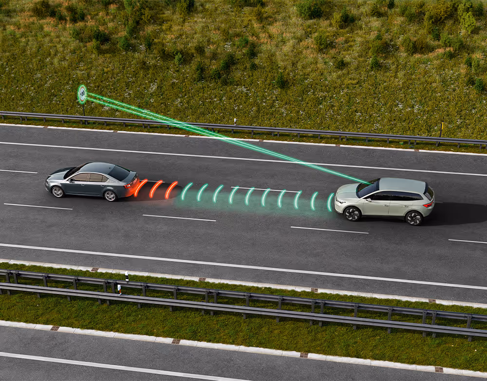 Animation der Travel Assist Funktion: Der Škoda Elroq hält automatisch einen sicheren Abstand zum vorausfahrenden Fahrzeug. Zwei grafische Linien deuten die automatische Verkehrszeichenerkennung eines “Tempo 100” Schildes an.