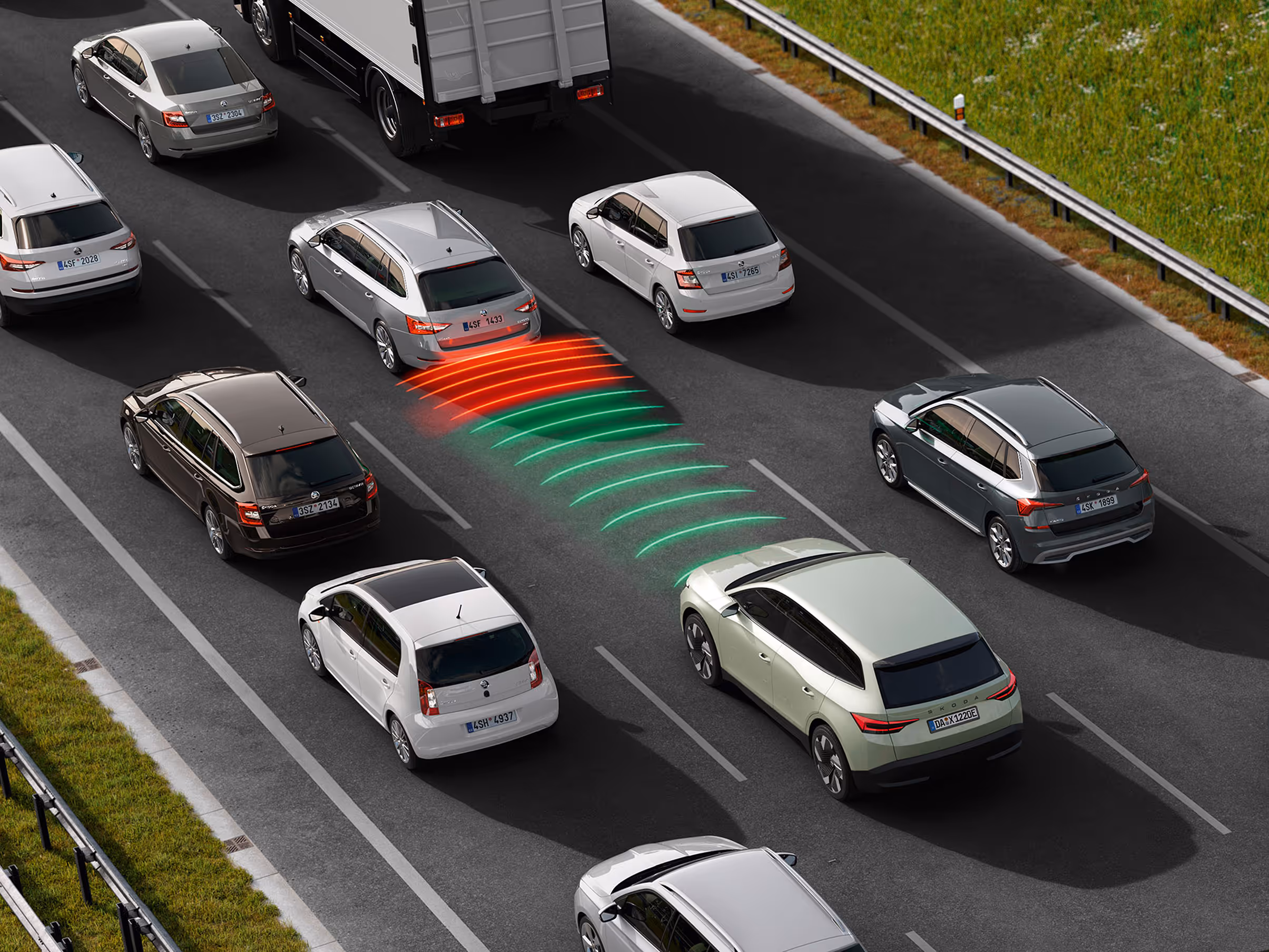 Animation des Stauassistenten: Ein Škoda Elroq im dichten Verkehr auf einer Autobahn. Das Fahrzeug beschleunigt, bremst und lenkt teilautomatisiert und folgt dem Verkehrsfluss.