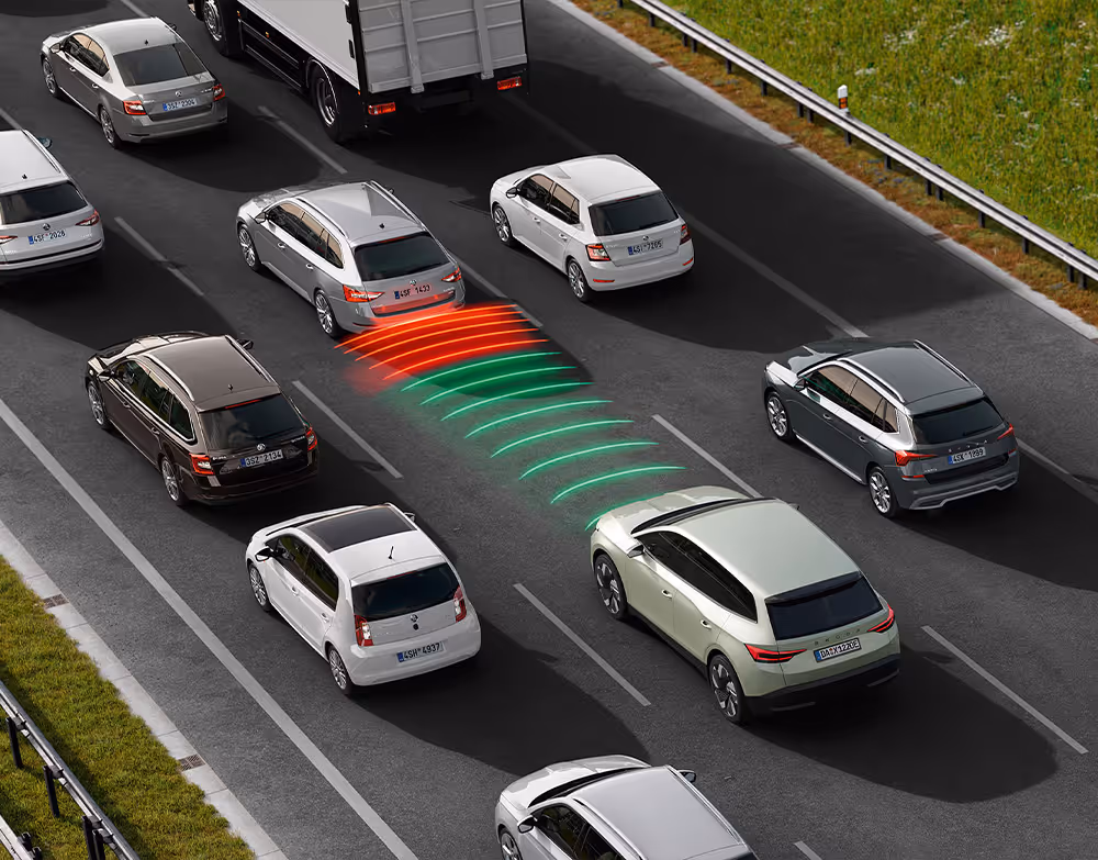 Animation des Stauassistenten: Ein Škoda Elroq im dichten Verkehr auf einer Autobahn. Das Fahrzeug beschleunigt, bremst und lenkt teilautomatisiert und folgt dem Verkehrsfluss.