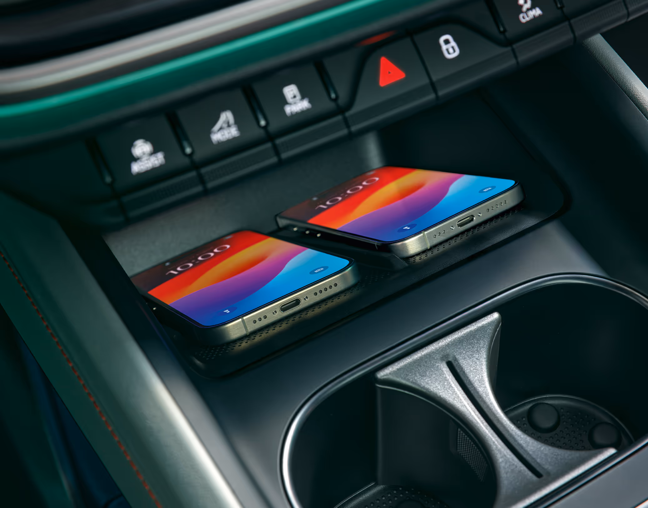 Nahaufnahme der Phone Box in der Mittelkonsole des Škoda Enyaq. Zwei Smartphones liegen nebeneinander und werden induktiv (kabellos) geladen.