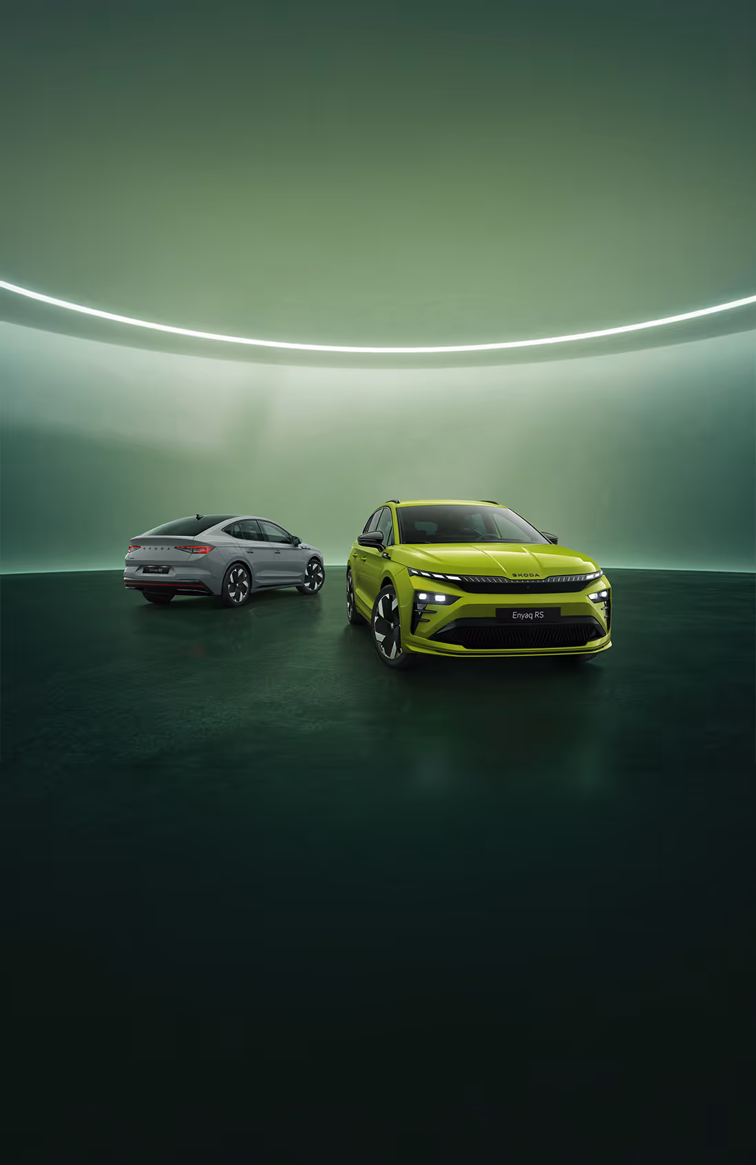 Frontalansicht des Škoda Elroq RS in der Farbe Mamba-Grün vor grünem Studiohintergrund. Das RS-Modell zeigt ein noch aggressiveres Design mit spezifischen Stoßfängern und schwarzen Details.