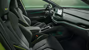 Ein Blick in den vorderen Innenraum des Škoda Enyaq RS mit Fokus auf den Fahrer- und Beifahrersitz. Das Interieur der Design Selection „RS Lounge“ überzeugt durch Microfaser und Kunstleder-Ausstattung in schwarz mit Kontrastnähten in aufregendem Lime-Grün.