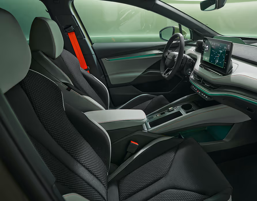 Beifahrer-Perspektive im Innenraum des Škoda Elroq in der Ausstattungslinie “Lodge”. Der Blick fällt auf das Lenkrad, das Digital Cockpit und den zentralen Infotainment-Bildschirm.