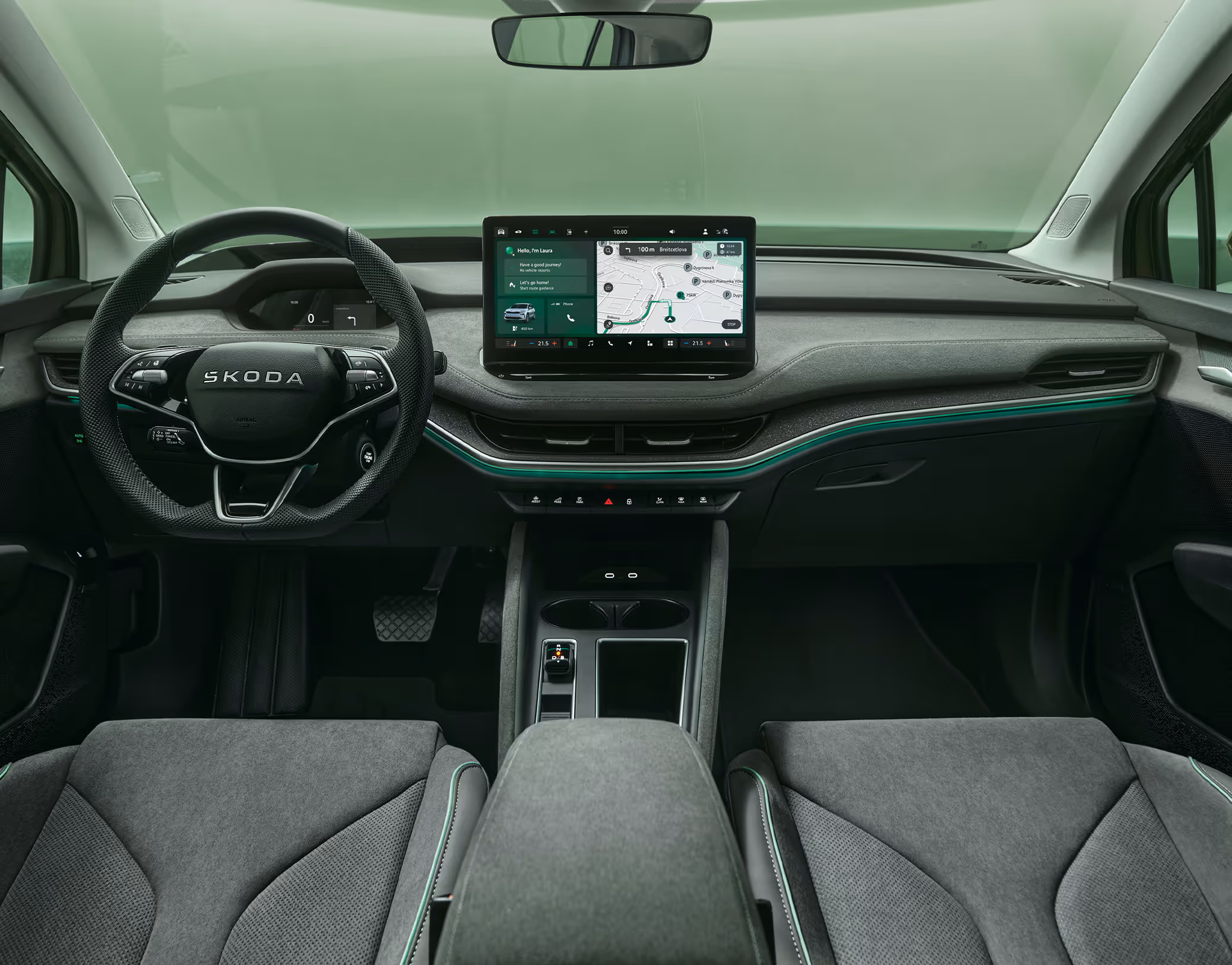 Blick über die Mittelarmlehne auf das Infotainmentsystem im Škoda Elroq mit der Ausstattungslinie “Studio”.