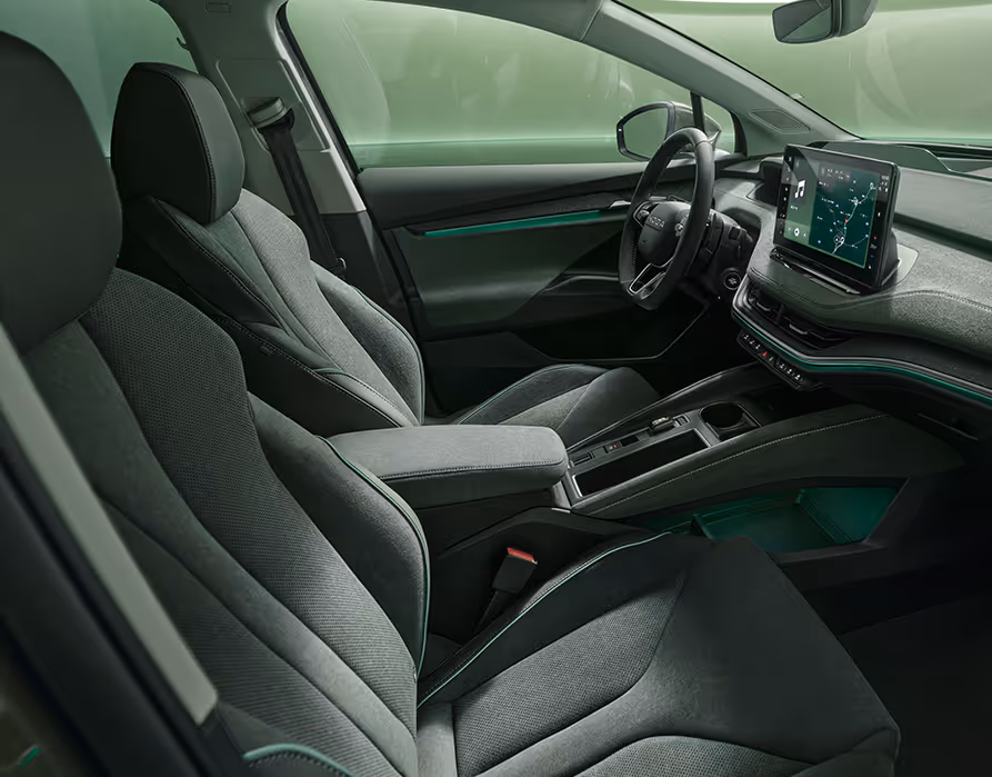 Beifahrer-Perspektive im Innenraum des Škoda Elroq in der Ausstattungslinie “Studio”. Der Blick fällt auf das Lenkrad, das Digital Cockpit und den zentralen Infotainment-Bildschirm.