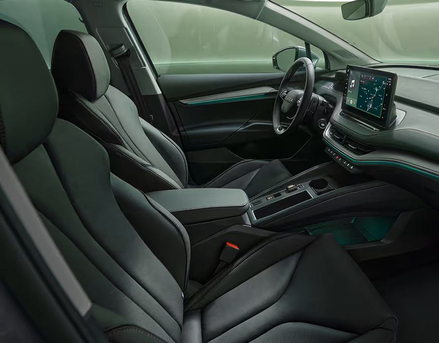 Beifahrer-Perspektive im Innenraum des Škoda Elroq. Der Blick fällt auf das Lenkrad, das Digital Cockpit und den zentralen Infotainment-Bildschirm.
