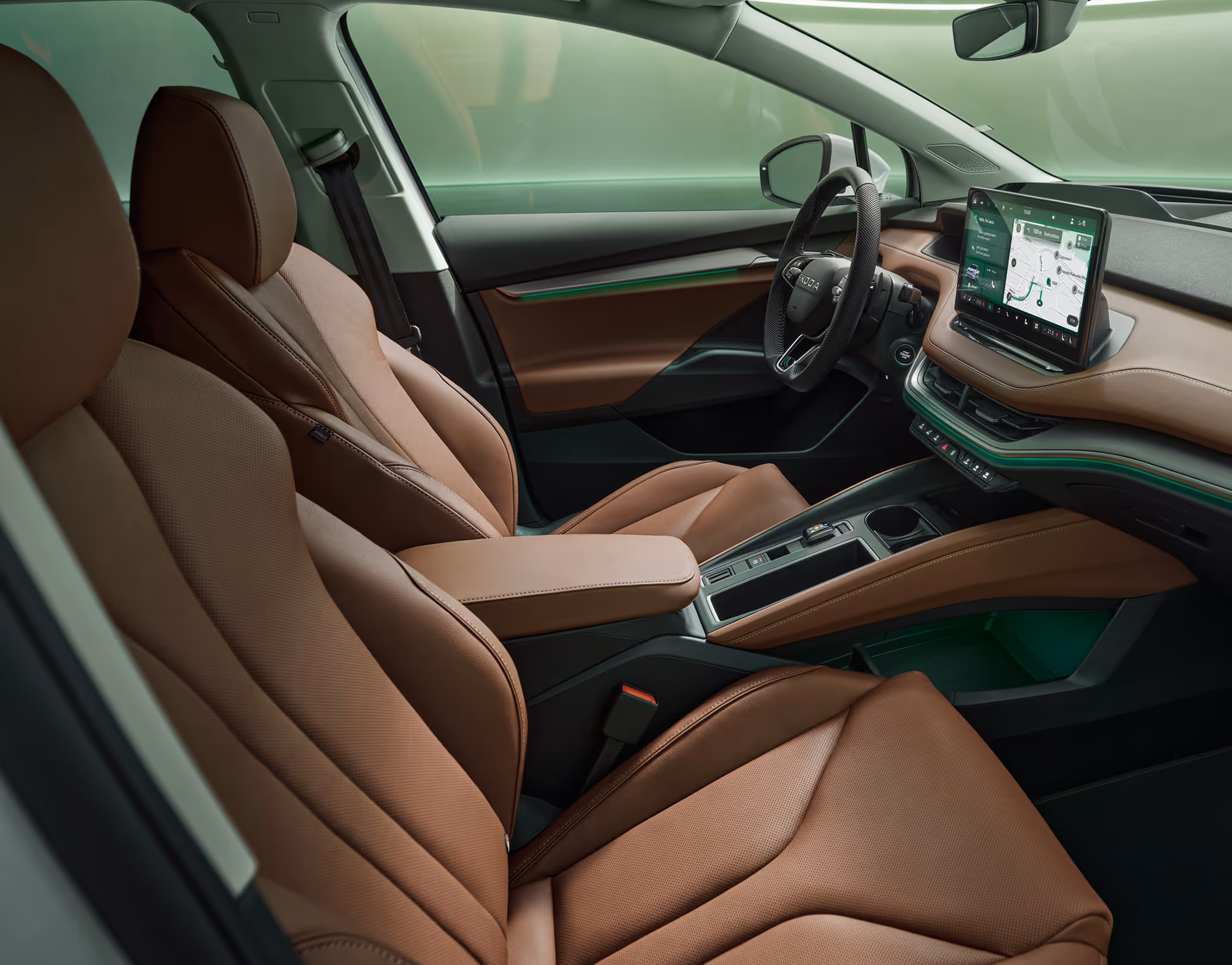 Beifahrer-Perspektive im Innenraum des Škoda Elroq. Der Blick fällt auf das Lenkrad, das Digital Cockpit und den zentralen Infotainment-Bildschirm.