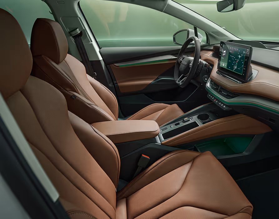 Beifahrer-Perspektive im Innenraum des Škoda Elroq. Der Blick fällt auf das Lenkrad, das Digital Cockpit und den zentralen Infotainment-Bildschirm.