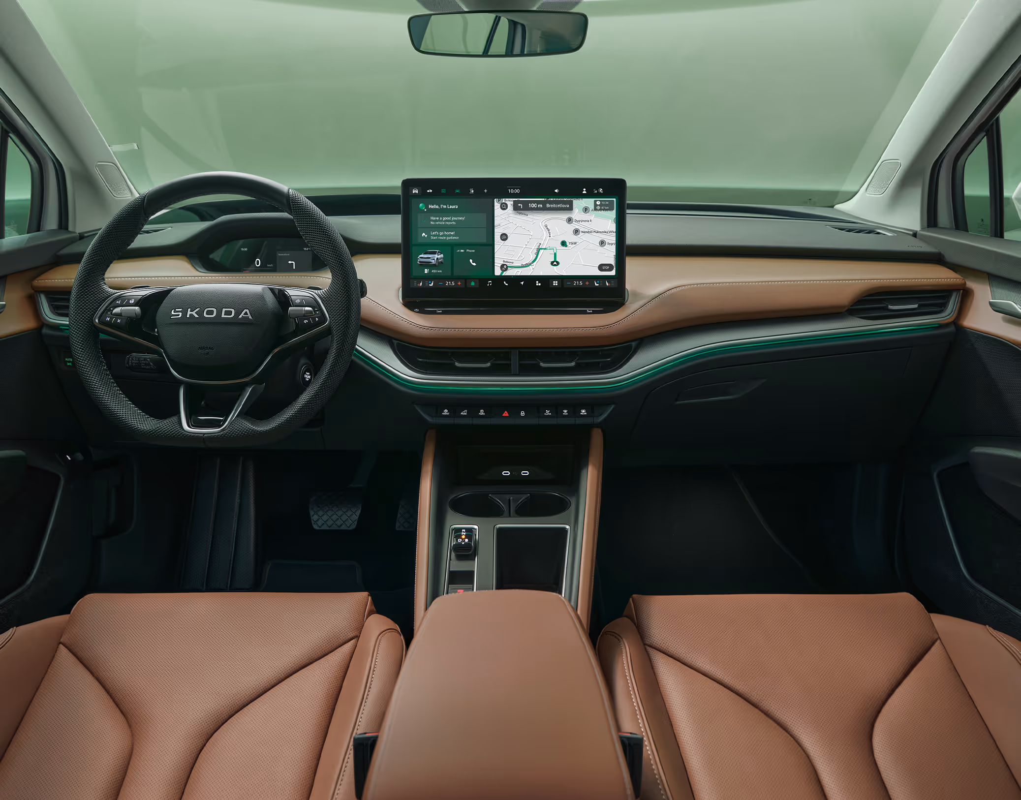 Blick über die Mittelarmlehne auf das Lenkrad, das Infotainmentsystem und das Armaturenbrett im Škoda Elroq. Türkise Ambient-Beleuchtung.
