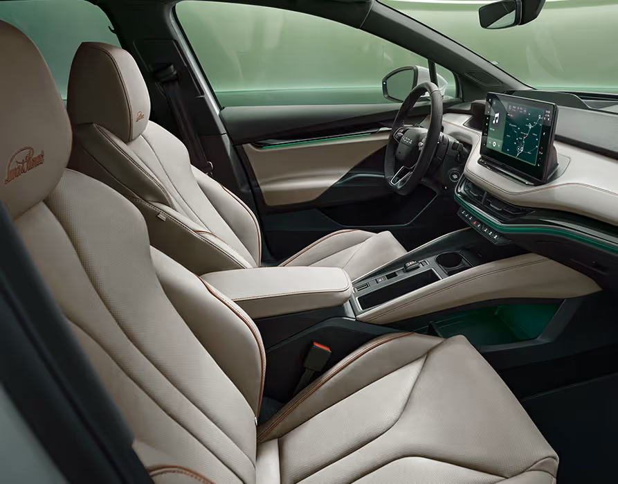 Beifahrer-Perspektive im Innenraum des Škoda Elroq. Der Blick fällt auf das Lenkrad, das Digital Cockpit und den zentralen Infotainment-Bildschirm.