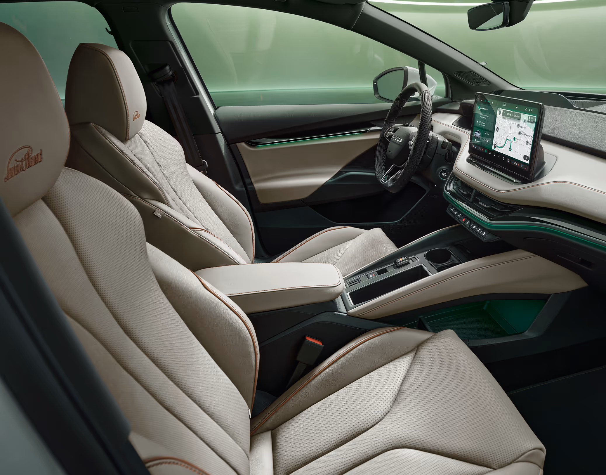 Beifahrer-Perspektive im Innenraum des Škoda Elroq. Der Blick fällt auf das Lenkrad, das Digital Cockpit und den zentralen Infotainment-Bildschirm.