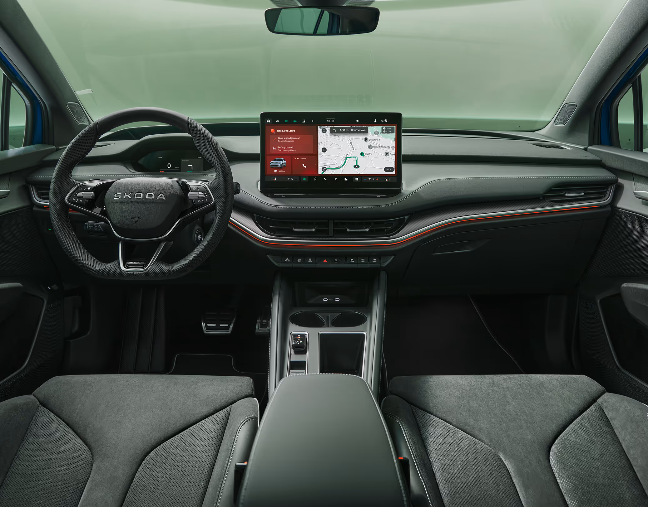Eine symmetrische Weitwinkelaufnahme zeigt das Cockpit des Škoda Enyaq Sportline aus der Perspektive der Rücksitze. Das elegante Interieur der Design Selection „Sportline“ besticht durch perforierte schwarze Lederbezüge und Dekor in Carbon-Optik sowie rote Ambientebeleuchtung.