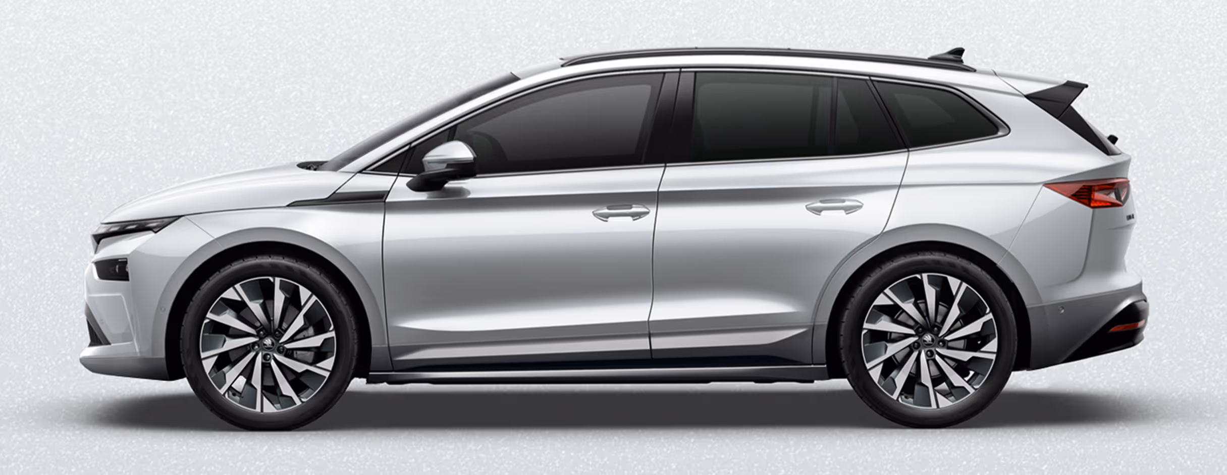 Seitenansicht eines Škoda Enyaq in der Farbe Velvet-Rot Metallic mit 21 Zoll Leichtmetallfelgen “Supernova” vor einem einfarbigen Hintergrund in der Farbe der Fahrzeuglackierung.