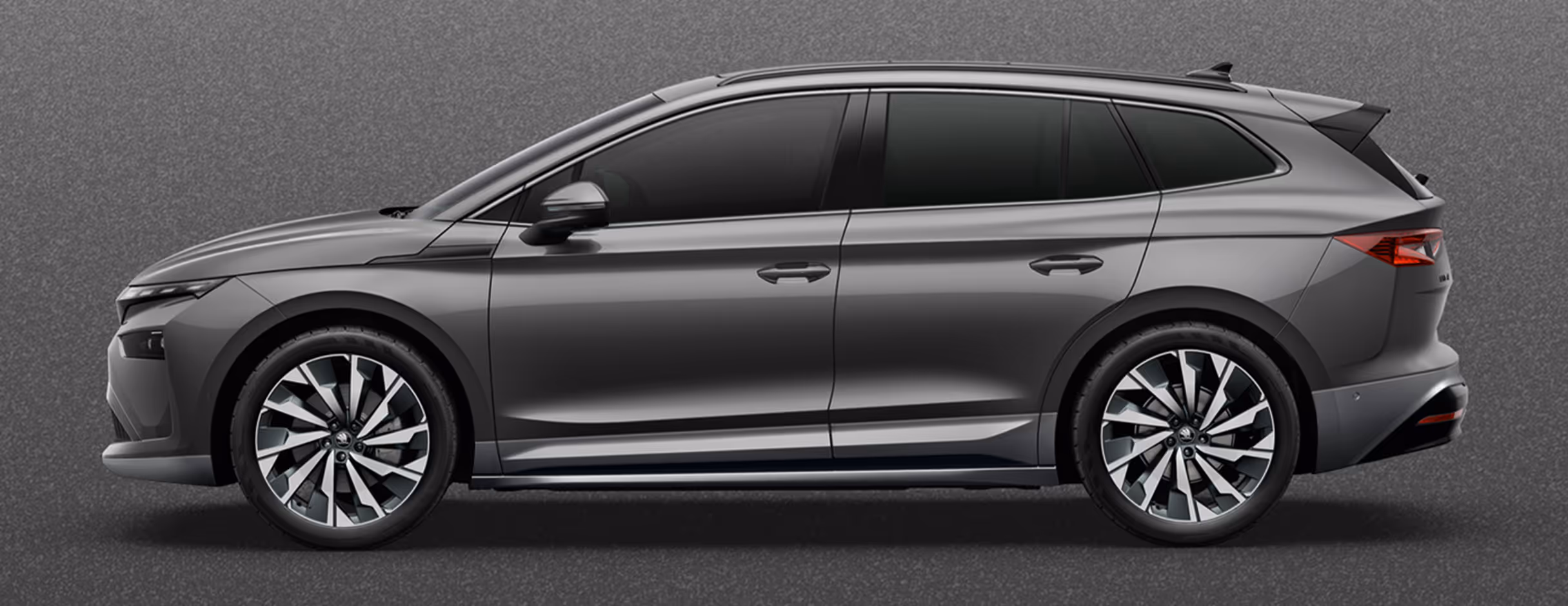 Seitenansicht eines Škoda Enyaq in der Farbe Velvet-Rot Metallic mit 21 Zoll Leichtmetallfelgen “Supernova” vor einem einfarbigen Hintergrund in der Farbe der Fahrzeuglackierung.