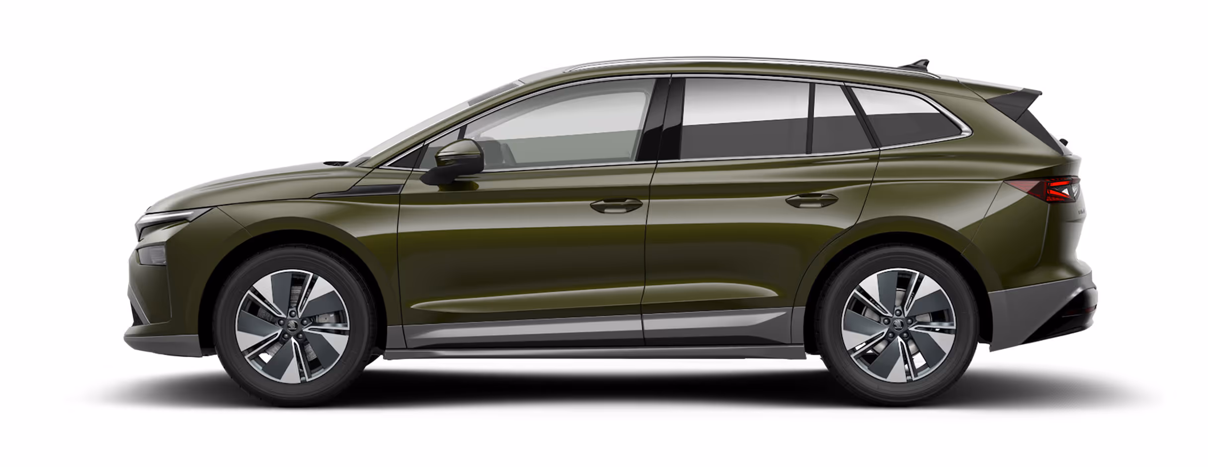 Seitenansicht eines freigestellten Škoda Enyaq in der Farbe Olibo-Grün Metallic mit 19 Zoll Leichtmetallfelgen “Regulus Aero".