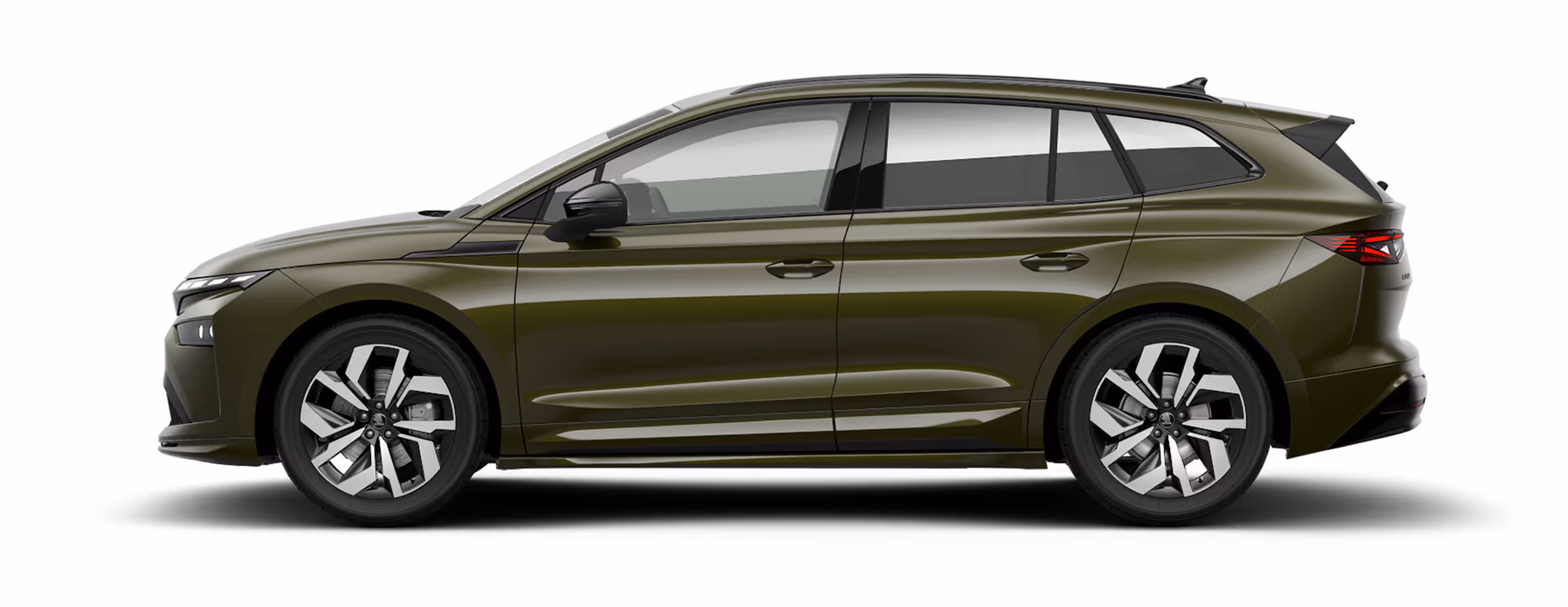 Seitenansicht eines freigestellten Škoda Enyaq Sportline in der Farbe Olibo-Grün Metallic mit 20 Zoll Leichtmetallfelgen “Vega" in der Variante "anthrazit glanzgedreht".