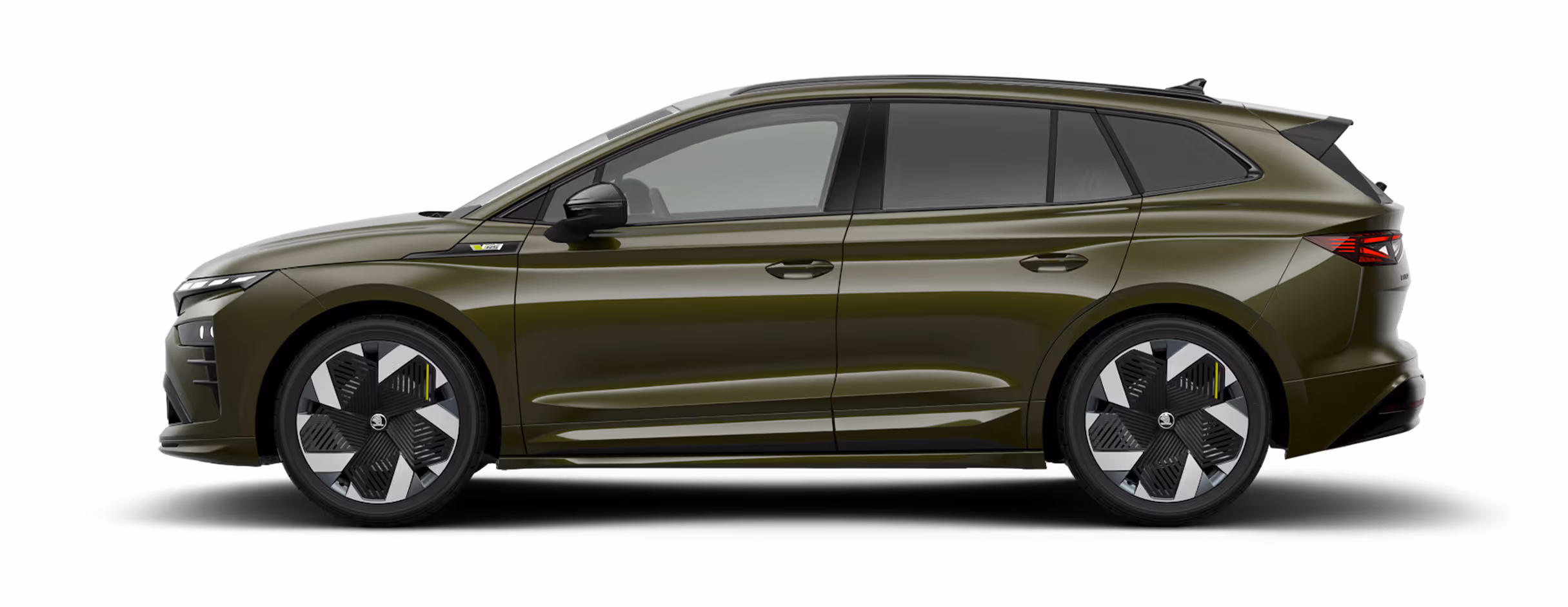 Seitenansicht eines freigestellten Škoda Elroq in der Farbe Timiano-Grün mit 20 Zoll Leichtmetallfelgen “Vega Schwarz glanzgedreht”.