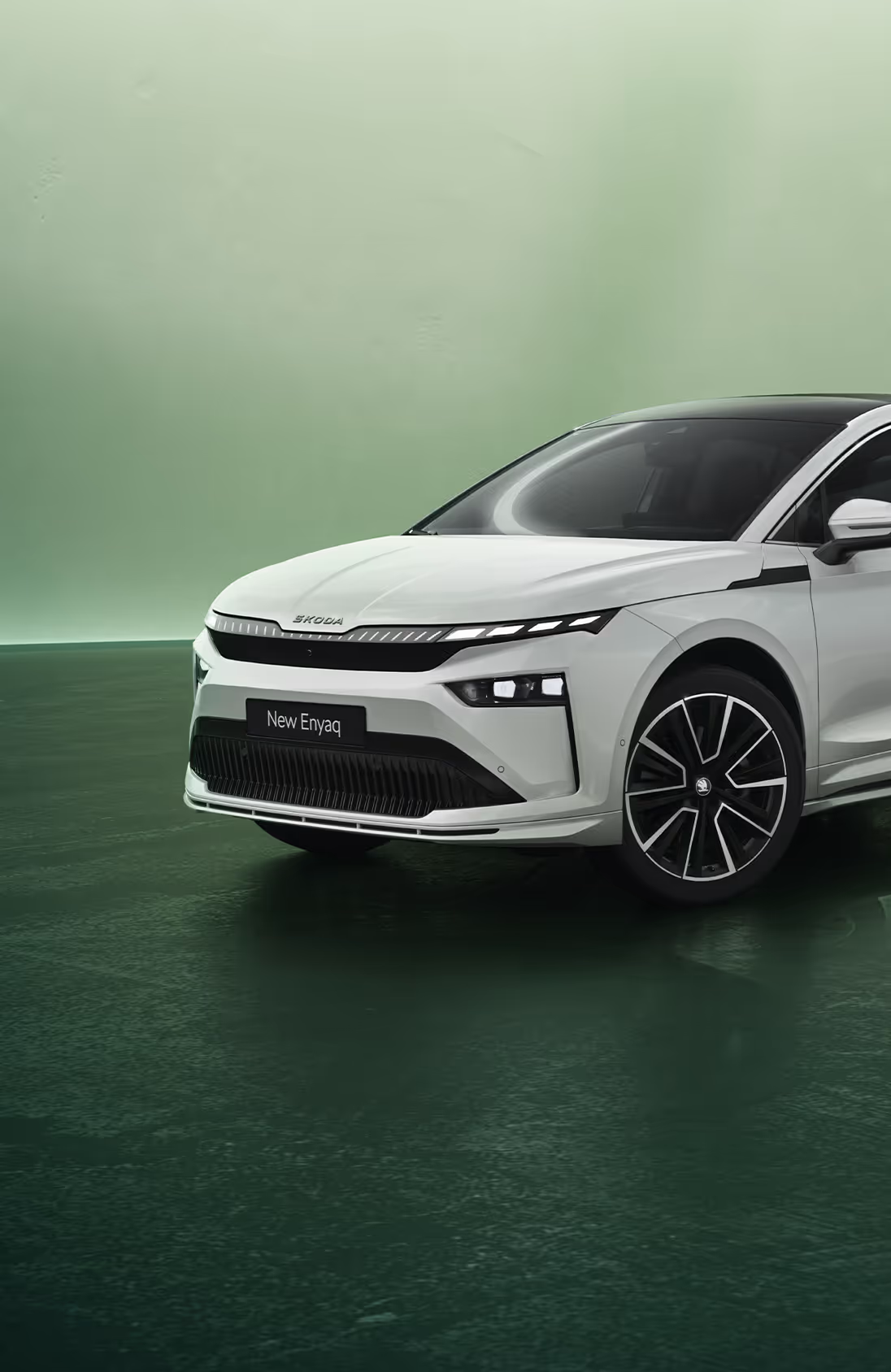 Detailaufnahme der Türverkleidung im Škoda Elroq. Die Ambientebeleuchtung leuchtet in einem kühlen Türkiston und hebt die Konturen hervor.