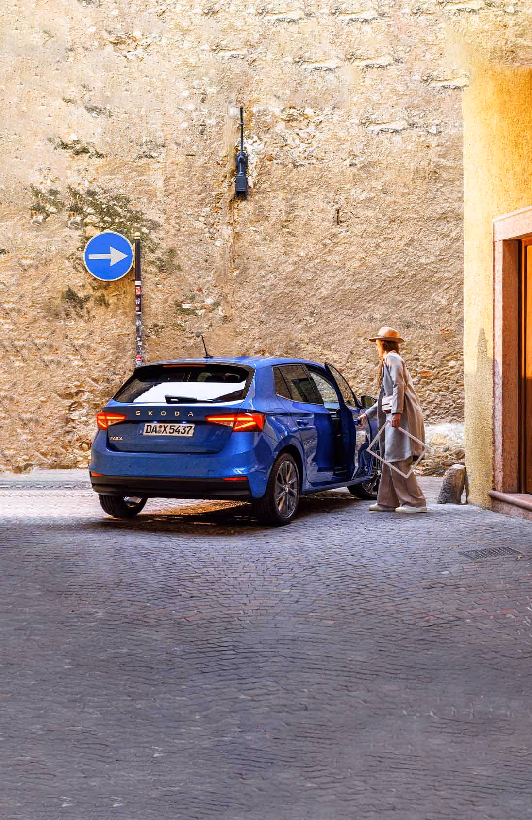 Seitenansicht des Škoda Elroq in der Farbe Timiano-Grün vor einem grünen Studiohintergrund. Das Fahrzeug zeigt seine klare Linienführung, die robusten Radkästen und die aerodynamische Silhouette.