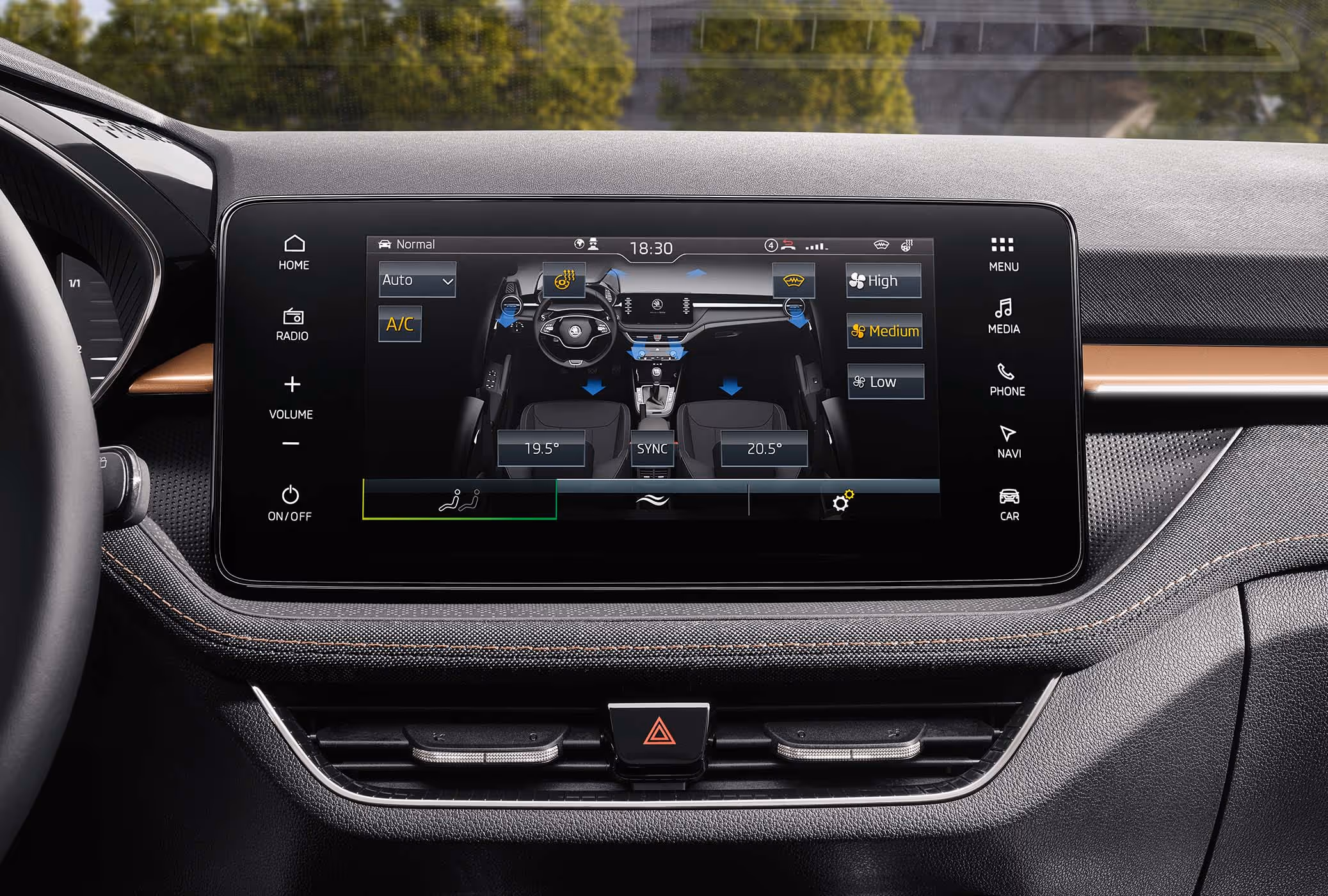 Auf dem zentralen Infotainment-Display des Škoda Fabia wird das Menü der 2-Zonen-Klimaanlage Climatronic dargestellt. Die grafische Oberfläche visualisiert die Luftverteilung im Innenraum und zeigt Einstellungen für Temperatur, Gebläsestärke sowie die Sitzheizung. Darunter befinden sich die zentralen Lüftungsdüsen, die in die mit Stoff bezogene Instrumententafel integriert sind.