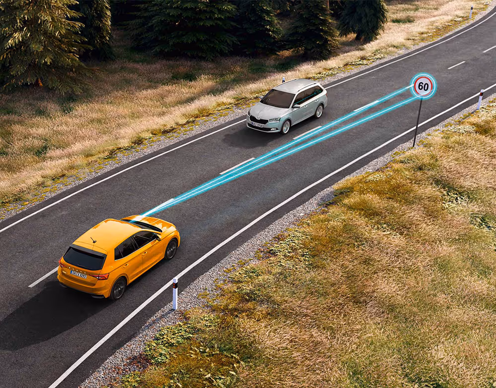 Animation der Verkehrszeichenerkennung: Ein orangefarbener Škoda Fabia fährt auf einer Landstraße, wobei hellblaue Lichtstrahlen die Verbindung zu einem Verkehrsschild am Straßenrand visualisieren. Das Fahrzeug erfasst die Geschwindigkeitsbegrenzung von 60 km/h durch die Frontkamera des Fahrzeugs.