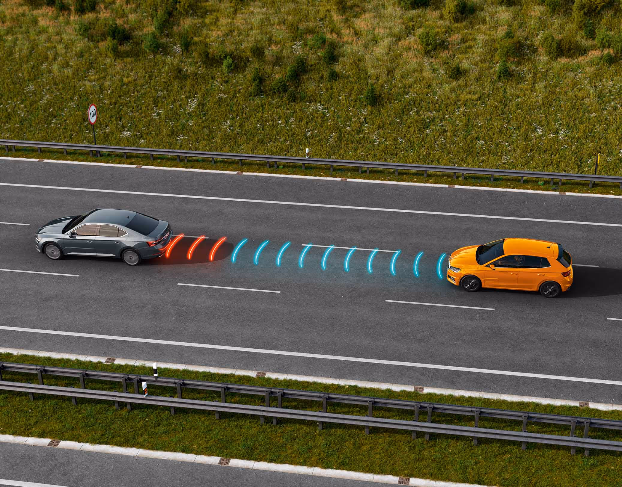 Animation des adaptiven Abstandsassistenten: Ein orangefarbener Škoda Fabia hält automatisch einen sicheren Abstand zum vorausfahrenden Fahrzeug auf der Autobahn, grafisch angedeutet durch blaue und rote Sensorlinien.