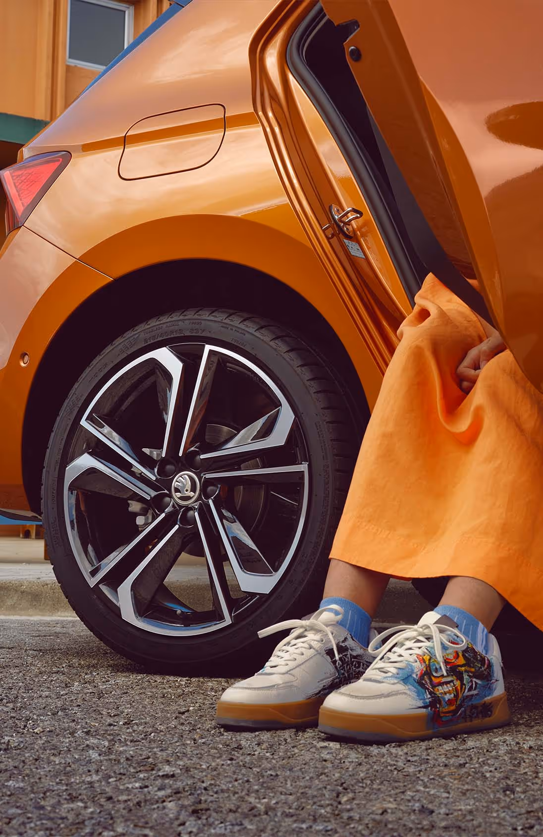 Detailaufnahme der Türverkleidung im Škoda Elroq. Die Ambientebeleuchtung leuchtet in einem kühlen Türkiston und hebt die Konturen hervor.