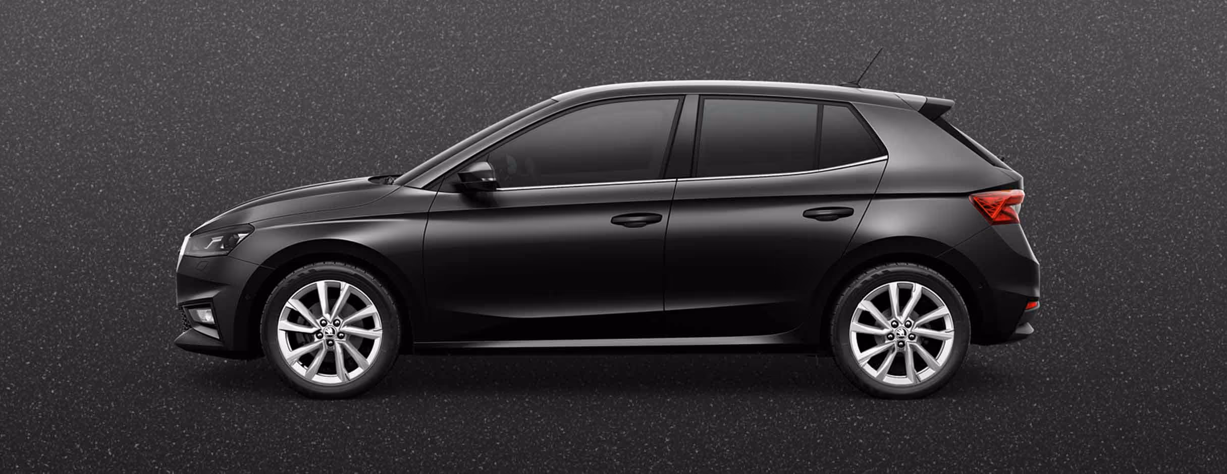 Seitenansicht eines Škoda Fabia in der Lackierung Black-Magic Perleffekt mit 17 Zoll Leichtmetallfelgen “Procyon silber“ vor einem einfarbigen Hintergrund in der Farbe der Fahrzeuglackierung.